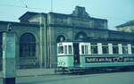 END Straßenbahn Esslingen-Nellingen-Denkendorf__Die aber auch nach Scharnhausen und Neuhausen fuhr.__Kurze Wege: so sah es bis 1978 vor dem Esslinger Bahnhof aus. Direkter Umstieg  zwischen Zug und Straßenbahn.__05-04-1971 