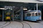 Der Betriebshof der Heidelberger Straßen- und Bergbahn HSB beherbergte Straßenbahnwagen des Gelenkwagentyps GT6Z mit verschiedenen Farben: Rechts TW 215 (wechselte danach nach Mannheim und wurde zum Schleifwagen umgebaut) und hinter ihm TW 231 (mittlerweile verschrottet), daneben der einzelne TW 244 (mittlerweile verschrottet). Das Foto entstand am 03.11.1984.