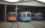 Blick in das Depot der Heidelberger Straßenbahnen Anfang der 1990er Jahre: Der Schleifwagen links entstand 1978 aus dem KSW-Tw 62, in der Mitte der 1955/56 gebaute Tw 80 (Verbandstyp II) und