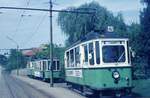 Straßenbahn Reutlingen__Zug der Linie 3 mit Bw 40 [ME 1953] und Tw 51 [ME 1928] auf Linie 4 in der Ausweiche 'Reithaus' in der Rommelsbacher Str.__Mai 1970