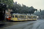 Vor mehr als 30 Jahren, am 30.05.1987, wurden die letzten beiden Linien der Wuppertaler Straßenbahn eingestellt. Zuletzt verkehrten nur noch Bahnen von Heckinghausen zum Gabelpunkt und nach Wieden. Mitte der 1980er Jahre entstand diese Aufnahme des Tw 3812 in der klassischen Wuppertaler Lackierung auf der Fahrt nach Wieden. Der Triebwagen gehört zur Serie 3801-3816 (bis 1979 8001-9016), die durch den Umbau von Vierachsern der Serie 1005-1020 entstand.