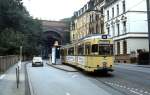 Tw 3830, ebenfalls ein ex-Dortmunder, ist 1984 auf der Schönebecker Straße vom Klinikum Barmen nach Langerfeld unterwegs, im Hintergrund ein Viadukt der Wuppertaler Nordbahn, die inzwischen ebenso wie die Straßenbahn Geschichte ist