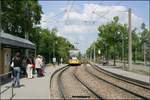 Die Straßenbahn nach Karlsruhe-Waldstadt -    In mehreren Schritten wurde die Straßenbahnstrecke in den Stadtteil Waldstadt gebaut.