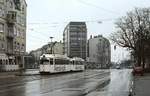Erinnerung an die am 04.05.1985 stillgelegte Kieler Straßenbahn: Ein Großraumwagen-Doppel, vorne Tw 245, ist auf der als letzte verbliebenen Linie 4 am 27.04.1985 auf der Holtenauer