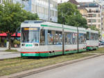 Straßenbahn Magdeburg Triebwagen 1302 mit Anhänger auf der Linie 9 nach Neustädter See in der Haltestelle Leiterstraße, 05.06.2020.