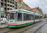 Straßenbahn Magdeburg Triebwagen 1371 auf der Linie 1 zum Olvenstedter Platz in der Haltestelle Domplatz, 05.06.2020.