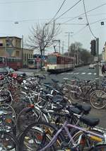 Verkehrswende ? Bei genauer Betrachtung sind (fast) nur Fahrräder, die Straßenbahn, Busse und ein Taxi zu sehen (Mainz, am Hbf, März 1994).