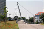 Eine Schrägseilbrücke für die Straßenbahn -    Die Schenkendorfbrücke für die Linie 23 im Münchener Norden führt über den vielbefahrenen Mittleren Ring.