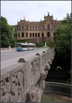 Über die Isar -     Blick von der Maximiliansbrücke zum Maximilaneum, mit Tram in Richtung Innenstadt.