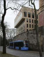 An die Wand geschmiegt -    Siemens Avenio Tram am Münchener Maximilianeum.