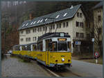 Tw 6 der Kirnitzschtalbahn erreicht am 12.02.2023 die Haltestelle Beuthenfall.