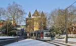 Im Unterschied zum Vortag zeigte sich der Winter in Neuss am 18.01.2024 von der sonnigen Seite, als der Rheinbahn-NF10 2012 an der Haltestelle Stadthalle/Museum  ankommt