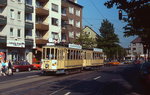 Im Sommer 1987 fährt der  Sechsfensterwagen  954 als BUGA-Oldie die Oberbilker Allee entlang