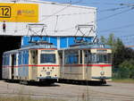 Triebwagen 46 sowie der Gelenktriebwagen des Typs G4 waren am Mittag des 15.08.2020 vor dem Depot 12 in Rostock-Marienehe. 