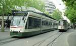 AVG Augsburg__Königsplatz mit Combino Nr. 822 [Siemens, 2000] und GT 4 Nr. 455 [ME 1960, ex SSB 581] als Bei-Tw auf Linie 1.__05-2000