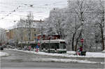 Die Augsburger Straßenbahn im Winter -     Flexity CityFley 896 auf der Linie 2 kurz im Bereich der Haltestelle Rotes Tor.