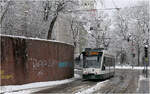Die Augsburger Straßenbahn im Winter -     Combino 859 der Linie 3 kommt an der Haltestelle Rotes Tor um die Ecke.