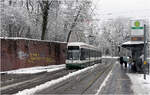 Die Augsburger Straßenbahn im Winter -     Flexity CityFlex 886 der Linie 6 an der Haltestelle Rotes Tor.