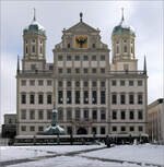 Die Augsburger Straßenbahn im Winter -     Eine Flexity Cityflex-Tram steht vor dem Rathaus.