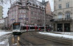 Die Augsburger Straßenbahn im Winter - 

Combino 835 der Linie 2 nach Haunstetten-Nord kurz vor dem Straßenbahnknotenpunkt Königsplatz.

21.02.2026 (M)