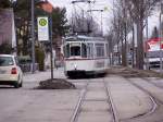 Noch bis voraussichtlich Sommer 2009 sind in Augsburg die legendren GT4 anzutreffen. Bis zum Ende der Combino-Sanierung leisten 8 Wagenpaare Verstrkerdienste in der werktglichen Hauptverkehrszeit. Die 20 GT4 der Augsburger Serie 411-420 ('fhrende Triebwagen' und 451-470 ('gefhrte Triebwagen') wurden 1995/96 aus Stuttgart bezogen und bei der MGB (Mittenwalder Gertebau GmbH) einer optischen und technischen Vollrekonstruktion unterzogen. Hier ein Zug der Linie 2 (Augsburg West - Zentralklinikum - Wertachbrcke - Rathausplatz - Knigsplatz - Haunstetten Nord) beim Einbiegen in die Endhaltestelle Haunstetten Nord. Typisch fr die Augsburger GT4 in den letzten Einsatzjahren sind die Steckschilder in der Fahrerkabine, da durch Liniennderungen im Jahr 2006 die Liniennummern nicht mehr mit den Endhaltestellen im Rollbandkasten bereinstimmen. Aufnahme 10. Mrz 2009.