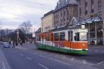 Augsburg Tw 525 in Versuchslackierung, Viktoriastrae Ecke Halderstrae, 21.12.1985.