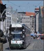 Hinterm Wasservorhang -     Straßenbahn am Herkulesbrunnen in der Augsburger Maximilianstraße.