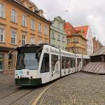 Augsburger Straenbahn kurvt um den Herkulesbrunnen.