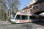 Augsburger Straenbahn lugt aus dem Fischertor hervor. 27.4.12