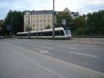 Die Augsburger Straenbahn der Linie 1 berfuhr am 08.07.06 die Brcke am Augsburger Hbf.