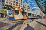 Der rnv-Tramwagen 1043, hält am 6.4.2017 in der Haltestelle Mannheim Hauptbahnhof.