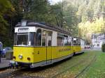 Schsische Schweiz 2004 - Gerade aus Bad Schandau am Lichtenhainer Wasserfall angekommen ist Triebwagen Nummer 4 mit dem Beiwagen Nummer 26. Der Triebwagen wird nun abgehangen, dann wird der Beiwagen umfahren und auf der anderen Seite wieder angehangen. Heute muss der Triebwagenfhrer diese Arbeiten allein ausfhren. Zu DDR-zeiten hatte er dafr noch einen Begleiter, der auerdem auch die Fahrscheine verkaufte. Auch diese gibt es heute beim Fahrer.