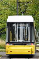 BERLIN, 23.06.2017, Straßenbahnzug 8029 als Linie M8 nach Hauptbahnhof bei der Ausfahrt aus der Haltestelle Ahrensfelde Stadtgrenze