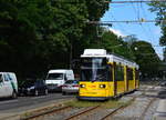 Auf der einen Seite der Bahnstrecke fährt die Schöneiche Rüdesdorfer Straßenbahn über gemütliche Überlandstrecken von Ort zu Ort während auf der anderen Seite der Bahnstrecke schon das typische Berliner Stadtleben tobt. Hier kommt gerade GTZO 2201 an die Haltestelle S-Bahnhof Berlin Friedrichshagen gefahren. 2016 wurde der GT6Z  2001 (Bj 2000), zum jetztigen GTZO 2201 umgebaut.

Berlin Friedrichshagen 31.07.2017