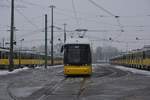 03.02.2017, Berlin, Betriebshof Lichtenberg. Bombardier Flexity Berlin ZRL #9022 steht zwischen den abgestellten Tatra KT4DM Wagen.