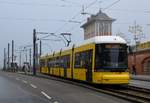 04.02.2017, Berlin, Warschauer Straße. Bombardier Flexity Berlin ZRK #4018 als M10 wartet auf Abfahrt von der Haltestelle S+U Warschauer Straße.