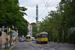 13.06.2017, Berlin, Gudrunstraße. Tatra KT4DM (Wagen #6122 und #6162) auf der Linie 37 und Bombardier GT6N-ZR #2226 auf der Linie 21 erreichen die Endhaltestelle S+U Lichtenberg/Gudrunstraße.