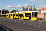 Eine Straßenbahn der Bauart Flexity Berlin 9059 an der Haltestelle Clara-Jaschke-Straße in der Nähe des Berliner Hauptbahnhofes am 25.08.2017.