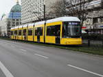 Bombardier Flexity 8032 als M5 in Richtung Hohenschönhausen, Zingster Straße  in der Karl-Liebknecht-Straße am 27.