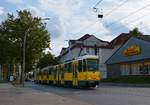 Tatra KT4DM-Traktion (Wagen 6092 und 6160) verlässt die Haltestelle Gotlindestraße.