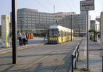 Berlin BVG SL 2 (GT6-98ZR 2019) Mitte, Alexanderplatz im April 2003. -  Im Hintergrund das Alexanderhaus, das 1929 - 1932 im Stil der Neuen Sachlickeit vom Architekten Peter Behrens (1868 - 1940) erbaut wurde. - Scan eines Farbnegativs. Film: AGFA Vista 200. Kamera: Minolta XG-1.