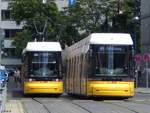 Flexity Nr. 8032 und 9008 der BVG in Berlin am 11.06.2016