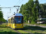 GT6U Triebwagen 1511 fährt an der Haltestelle Landsberger Allee/Rhinstraße ein.