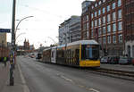 Berlin BVG SL M10 (GT6-12ZRK 4005) Friedrichshain, Warschauer Straße (Endstation) am 27. März 2018. - Außerhalb des Bildes befindet sich links die U-Bahnstation Warschauer Straße. Im Hintergrund sieht man undeutlich ein interessantes und schönes Bauwerk, die Oberbaumbrücke, die die Bezirke Friedrichshain und Kreuzberg verbindet