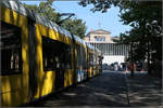 Mit der Straßenbahn zur Berliner Museumsinsel -

Beim Ausstieg an der Endhaltestelle Am Kupfergraben hat man ein wichtiges Ziel schon vor Augen: Vorne mit den Arcaden das neue Eingangsgebäude James-Simon-Galerie, dahinter schaut das Neue Museum hervor.

22.09.2019 (M)

