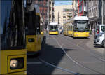 Straßenbahn-Ansammlung -

... in der viergleisigen Wendeanlage der Großen Präsidentenstraße nähe dem Hackeschen Markt. Hier wenden die Linien M4 und M6. Gemeinsam mit der Linie M5 fahren die Bahnen dann über Alexanderplatz und später weiter zu ihren jeweiligen Endpunkten.

19.08.2018 (M)