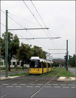 Fotografenfreundliche Oberleitungsmasten - 

Für Straßenbahnfotografen sind auf einer Seite angeordnete Masten mit Ausleger über beide Gleise weit günstiger, als wenn sie zwischen den Gleisen stehen (was häufig bei der Stuttgarter Stadtbahn der Fall ist). So bleibt doch eine bessere Sicht auf die Tram.

Berlin-Adlershof, südwestlich der Haltestelle Walther-Nerst-Straße.

20.08.2019 (M)