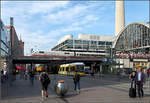 Berlin-Alexanderplatz -

Über den Straßenbahnen fährt ein ICE 1 übe die Stadtbahn.

20.09.2019 (M)