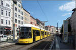 Am Rosenthaler Platz -

... kreuzen sich zwei Straßenbahnlinien, die M1 und M8. Hier die Haltestelle der Linie M8 in der Torstraße mit einer Flexity Berlin Straßenbahn. Hier war Platz für einen eigenen Bahnkörper in Straßenmitte. 

22.08.2019 (M)