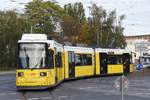 BERLIN, 17.10.2019, Straßenbahn Zug Nr. 2206 als Tramlinie 63 nach Mahlsdorf Rahnsdorfer Straße beim Einbiegen in die Oberspreestraße nach Ausfahrt aus der Haltestelle S-Bahnhof Spindlersfeld